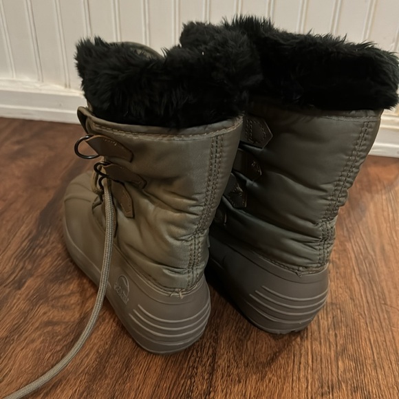 Women’s Sorel Olive Green Winter boots .Soze 7. - Picture 2 of 5